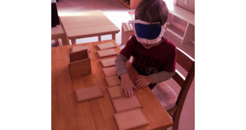 Imagen de un niño jugando a emparejar tablillas de tacto