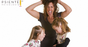 Foto madre sin paciencia con dos hijas discutiendo