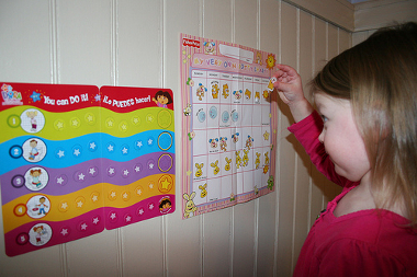 Ejemplo de una niña colocando la ficha en el panel de puntos.